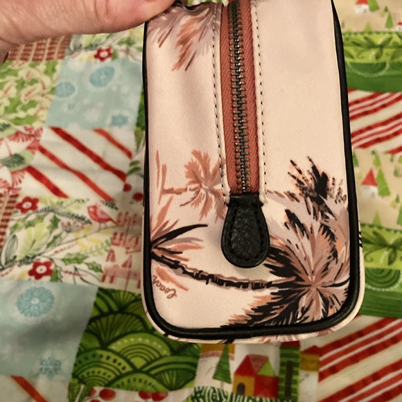 COACH Makeup bag/carryall, Convenient size, multiple uses, excellent condition! - Picture 5 of 8